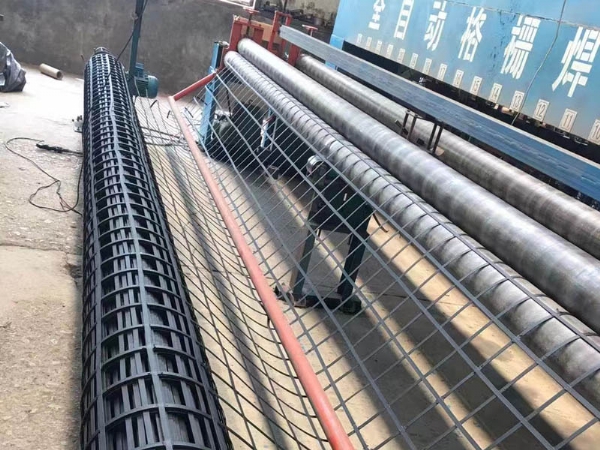 鋼塑土工格柵設備